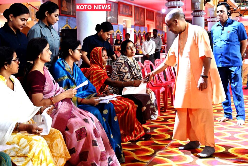गोरखनाथ मंदिर में मुख्यमंत्री योगी आदित्यनाथ ने जनता दर्शन के दौरान सुनी जनसमस्याएं