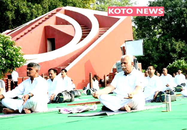 अंतरराष्ट्रीय योग दिवस पर श्री मनोहर लाल के नेतृत्व में पारंपरिक वेशभूषा में योगाभ्यास