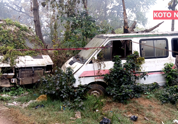 गोरखपुर के पिपराईच विधानसभा क्षेत्र में स्थित CHC पिपराईच की स्वास्थ्य व्यवस्था सवालों के घेरे में है। जनता के टैक्स से खरीदी गई दो से अधिक एम्बुलेंस महीनों से निष्क्रिय पड़ी हैं। आपात मरीजों को निजी वाहनों से अस्पताल भेजना पड़ रहा है, जबकि मरम्मत और संचालन के नाम पर बजट खर्च होने के दावे किए जा रहे हैं। जनप्रतिनिधियों और अधिकारियों की चुप्पी से जनता में नाराज़गी बढ़ती जा रही है।