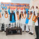 महाराजगंज के मुजरी डाक बंगले में भागीदारी संकल्प मोर्चा के कार्यक्रम में मंच पर मौजूद नेता और बड़ी संख्या में जुटे कार्यकर्ता