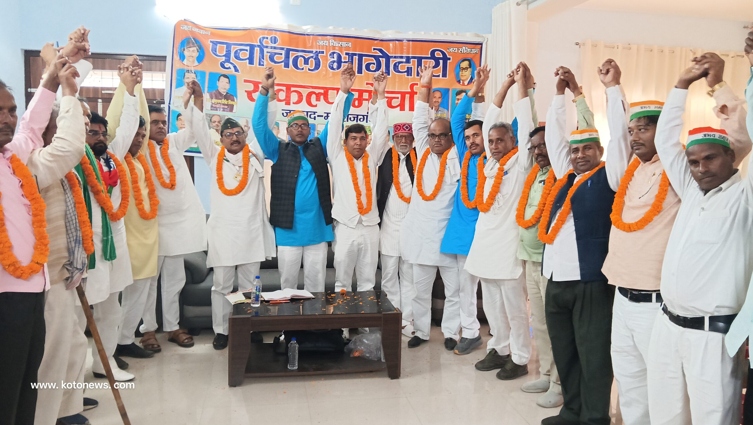 महाराजगंज के मुजरी डाक बंगले में भागीदारी संकल्प मोर्चा के कार्यक्रम में मंच पर मौजूद नेता और बड़ी संख्या में जुटे कार्यकर्ता