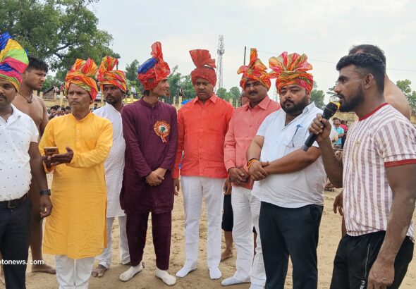 बिरैची में आयोजित विराट दंगल में मुकाबले के दौरान पहलवानों का रोमांचक प्रदर्शन