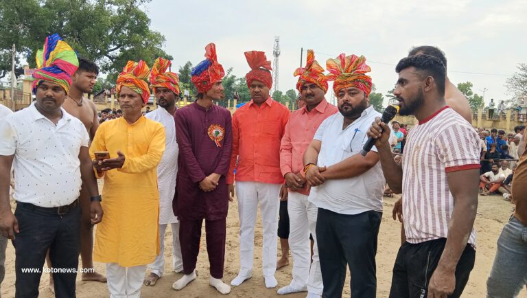 बिरैची में आयोजित विराट दंगल में मुकाबले के दौरान पहलवानों का रोमांचक प्रदर्शन