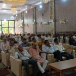 गोरखपुर में आयोजित हिंदी पत्रकारिता दिवस एवं हिंदी पत्रकारिता के 200 वर्ष पूर्ण होने के अवसर पर आयोजित सम्मान समारोह में पत्रकारों को सम्मान-पत्र एवं स्मृति चिह्न प्रदान करते हुए अतिथि एवं आयोजक।