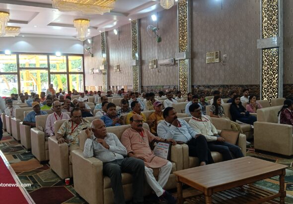 गोरखपुर में आयोजित हिंदी पत्रकारिता दिवस एवं हिंदी पत्रकारिता के 200 वर्ष पूर्ण होने के अवसर पर आयोजित सम्मान समारोह में पत्रकारों को सम्मान-पत्र एवं स्मृति चिह्न प्रदान करते हुए अतिथि एवं आयोजक।