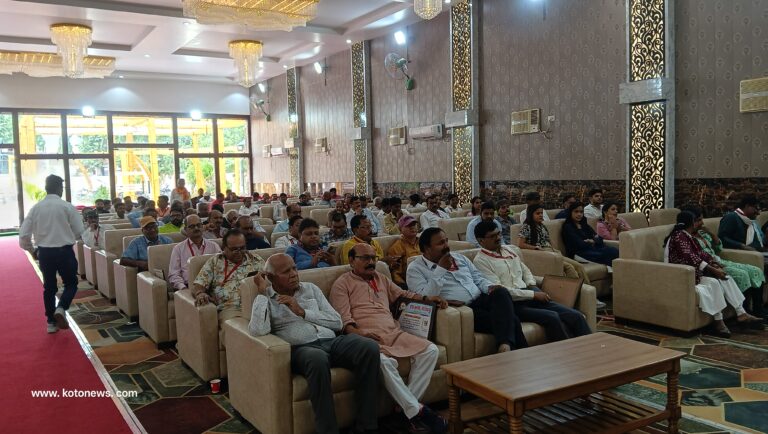 गोरखपुर में आयोजित हिंदी पत्रकारिता दिवस एवं हिंदी पत्रकारिता के 200 वर्ष पूर्ण होने के अवसर पर आयोजित सम्मान समारोह में पत्रकारों को सम्मान-पत्र एवं स्मृति चिह्न प्रदान करते हुए अतिथि एवं आयोजक।