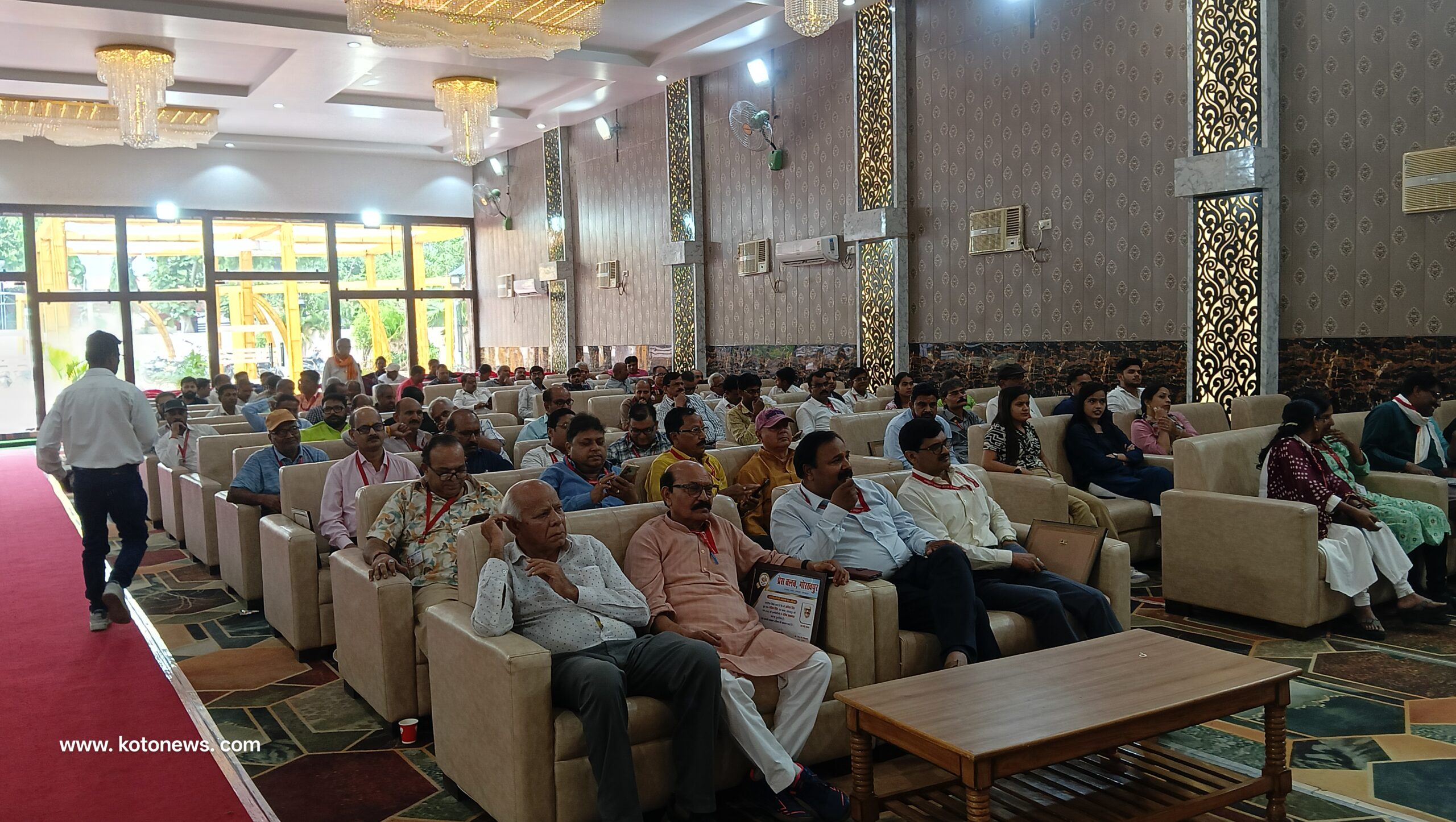 गोरखपुर में आयोजित हिंदी पत्रकारिता दिवस एवं हिंदी पत्रकारिता के 200 वर्ष पूर्ण होने के अवसर पर आयोजित सम्मान समारोह में पत्रकारों को सम्मान-पत्र एवं स्मृति चिह्न प्रदान करते हुए अतिथि एवं आयोजक।
