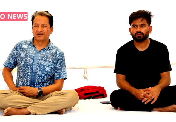 नई दिल्ली के जंतर-मंतर पर कॉकरोच जनता पार्टी के बैनर के साथ केंद्रीय शिक्षा मंत्री के इस्तीफे की मांग को लेकर शांतिपूर्ण धरना-प्रदर्शन में शामिल प्रदर्शनकारी।