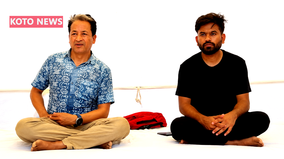 नई दिल्ली के जंतर-मंतर पर कॉकरोच जनता पार्टी के बैनर के साथ केंद्रीय शिक्षा मंत्री के इस्तीफे की मांग को लेकर शांतिपूर्ण धरना-प्रदर्शन में शामिल प्रदर्शनकारी।