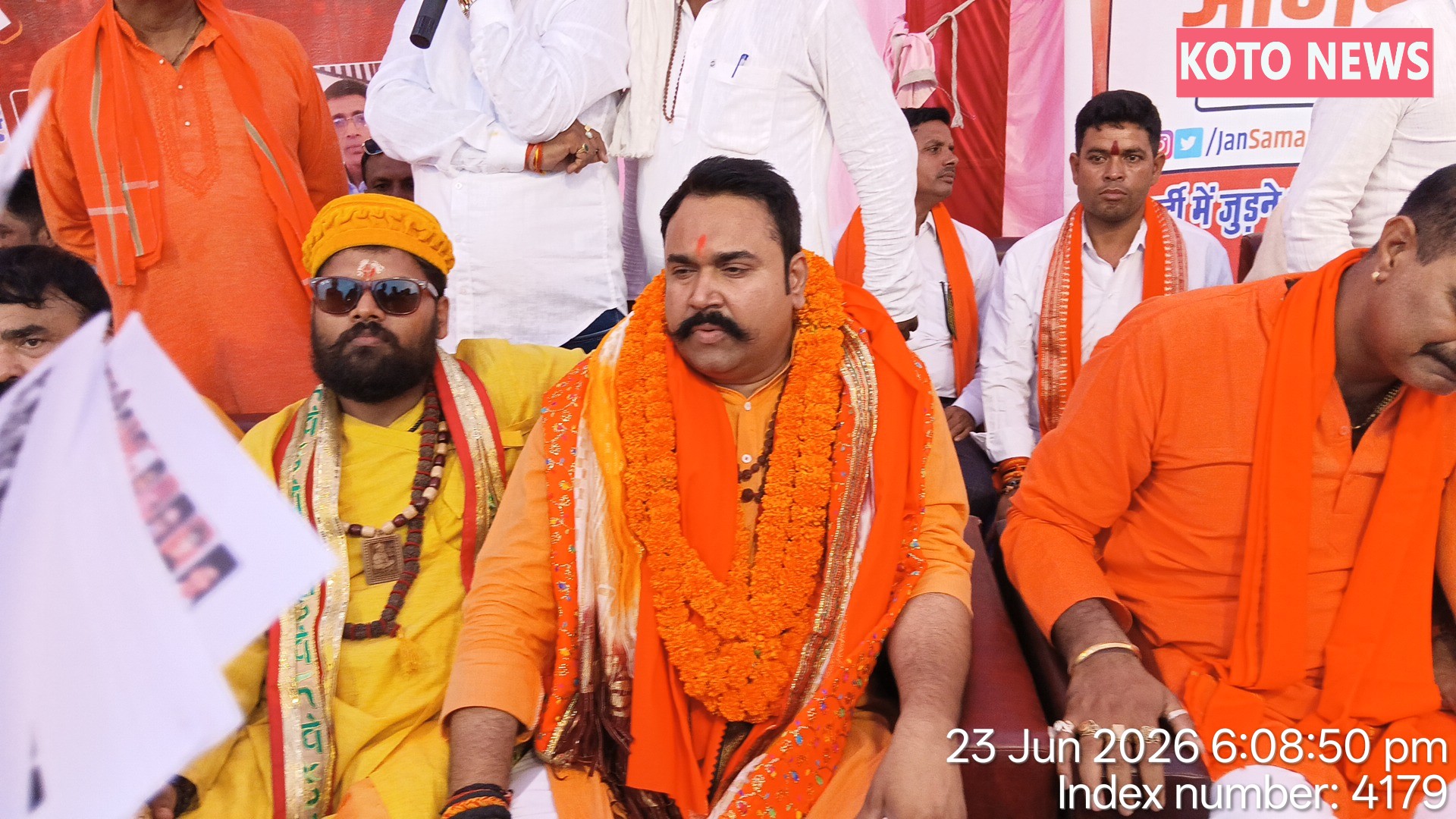 गोरखपुर में आयोजित सनातन समागम एवं विराट हिंदू महारैली में संबोधित करते जन समर्पण पार्टी के राष्ट्रीय अध्यक्ष अभिषेक चन्द