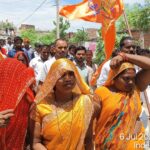 गोरखपुर जनपद के पिपराईच क्षेत्र के ग्राम करमहा में भगवान शिव की प्राण-प्रतिष्ठा के अवसर पर निकाली गई भव्य कलश यात्रा में बड़ी संख्या में महिला, पुरुष एवं युवा श्रद्धालु शामिल हुए। यात्रा के दौरान श्रद्धालुओं ने शिव भजन, हर-हर महादेव के जयघोष और धार्मिक उत्साह के साथ पूरे मार्ग का भ्रमण किया। कार्यक्रम के उपरांत वैदिक विधि-विधान से प्राण-प्रतिष्ठा एवं विशाल भंडारे का आयोजन किया गया।