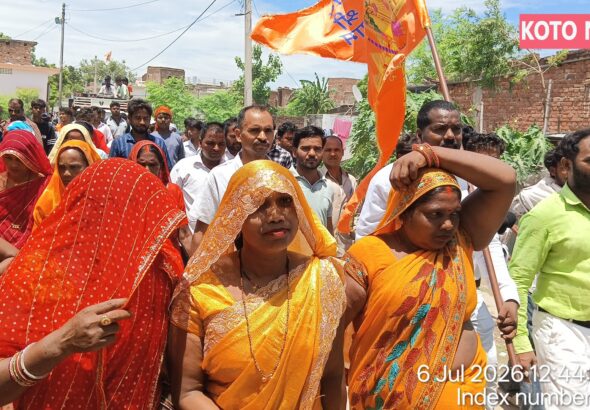 गोरखपुर जनपद के पिपराईच क्षेत्र के ग्राम करमहा में भगवान शिव की प्राण-प्रतिष्ठा के अवसर पर निकाली गई भव्य कलश यात्रा में बड़ी संख्या में महिला, पुरुष एवं युवा श्रद्धालु शामिल हुए। यात्रा के दौरान श्रद्धालुओं ने शिव भजन, हर-हर महादेव के जयघोष और धार्मिक उत्साह के साथ पूरे मार्ग का भ्रमण किया। कार्यक्रम के उपरांत वैदिक विधि-विधान से प्राण-प्रतिष्ठा एवं विशाल भंडारे का आयोजन किया गया।