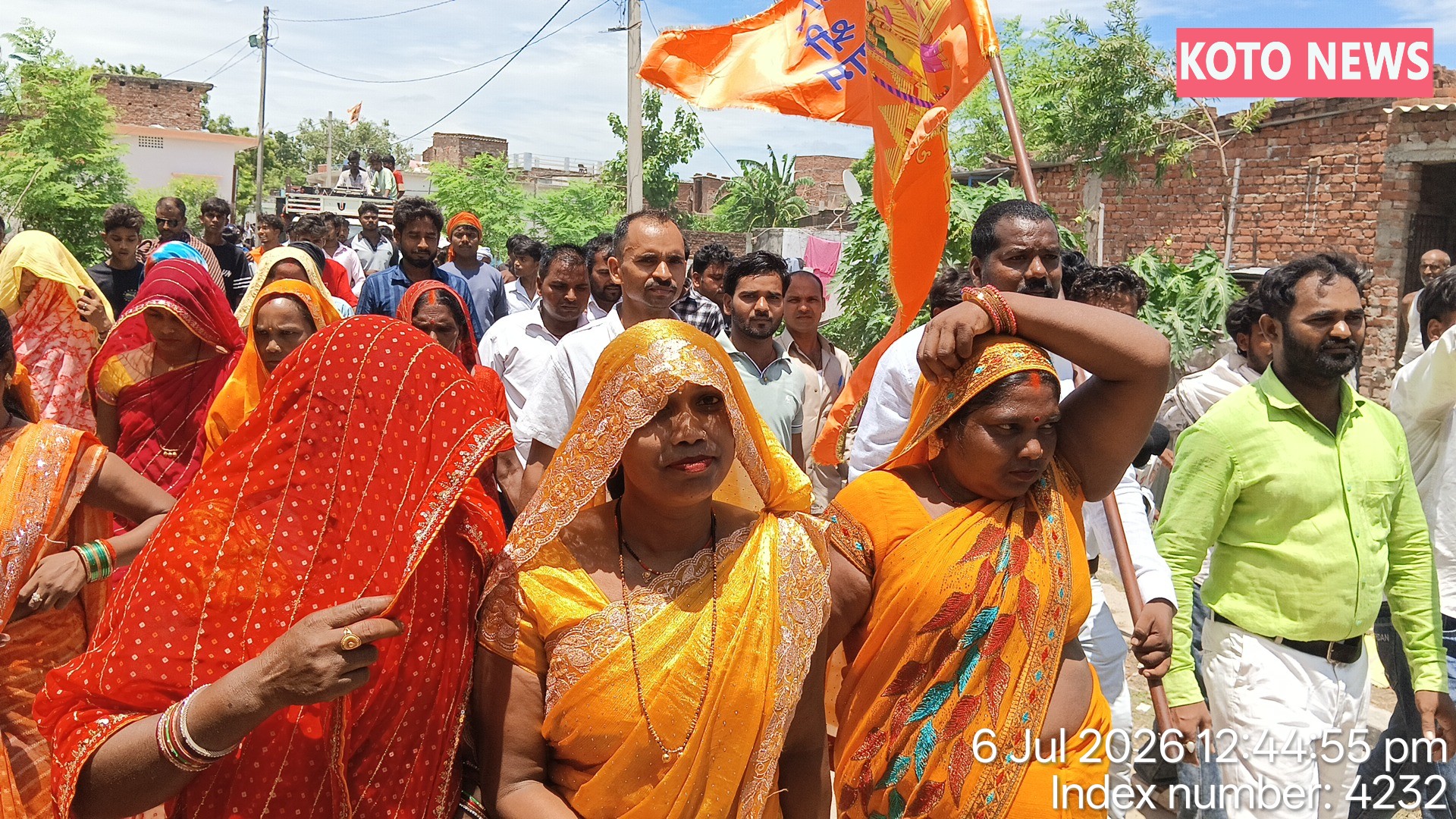 गोरखपुर जनपद के पिपराईच क्षेत्र के ग्राम करमहा में भगवान शिव की प्राण-प्रतिष्ठा के अवसर पर निकाली गई भव्य कलश यात्रा में बड़ी संख्या में महिला, पुरुष एवं युवा श्रद्धालु शामिल हुए। यात्रा के दौरान श्रद्धालुओं ने शिव भजन, हर-हर महादेव के जयघोष और धार्मिक उत्साह के साथ पूरे मार्ग का भ्रमण किया। कार्यक्रम के उपरांत वैदिक विधि-विधान से प्राण-प्रतिष्ठा एवं विशाल भंडारे का आयोजन किया गया।