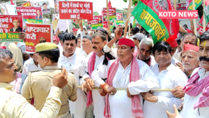 गोरखपुर में बेरोजगारी और कानून-व्यवस्था के मुद्दे पर सपा का प्रदर्शन, राज्यपाल को सौंपा ज्ञापन