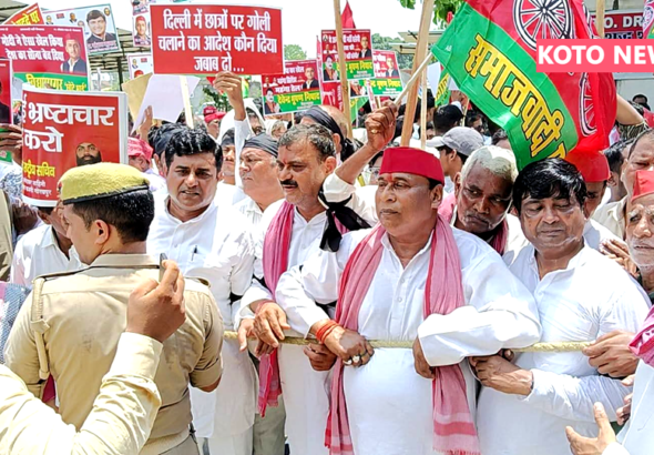 गोरखपुर में बेरोजगारी, छात्रों की समस्याओं और कानून-व्यवस्था के मुद्दों को लेकर समाजवादी पार्टी के कार्यकर्ताओं ने प्रदर्शन किया। प्रदर्शन का नेतृत्व जिलाध्यक्ष बृजेश कुमार गौतम ने किया।