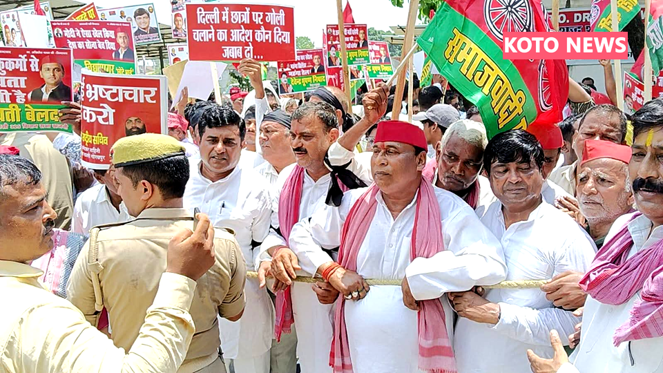 गोरखपुर में बेरोजगारी, छात्रों की समस्याओं और कानून-व्यवस्था के मुद्दों को लेकर समाजवादी पार्टी के कार्यकर्ताओं ने प्रदर्शन किया। प्रदर्शन का नेतृत्व जिलाध्यक्ष बृजेश कुमार गौतम ने किया।