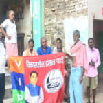 वाराणसी के रोहनिया विधानसभा क्षेत्र के सुजाबाद स्थित शंकर मंदिर के पास विकासशील इंसान पार्टी (VIP) के जिलाध्यक्ष सुचित कुमार साहनी, जिला उपाध्यक्ष राजकुमार साहनी एवं पार्टी कार्यकर्ताओं ने आगामी उत्तर प्रदेश संकल्प यात्रा के प्रचार-प्रसार के तहत स्थानीय लोगों से संपर्क कर मुकेश सहनी के विचारों और पार्टी की नीतियों की जानकारी दी।