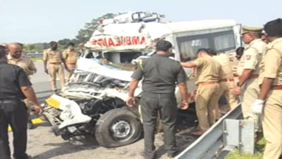 देवरिया के जवान का पार्थिव शरीर लेकर लौट रही दुर्घटनाग्रस्त एंबुलेंस