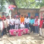 वाराणसी के मुड़ादेव में VIP की संकल्प यात्रा के दौरान गंगा जल लेकर संकल्प लेते सूचित साहनी और निषाद समाज के लोग