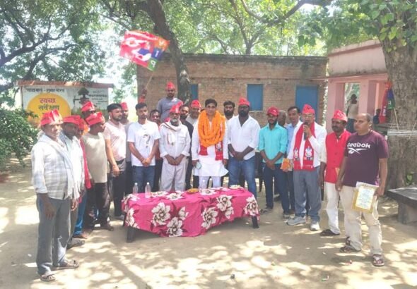 वाराणसी के मुड़ादेव में VIP की संकल्प यात्रा के दौरान गंगा जल लेकर संकल्प लेते सूचित साहनी और निषाद समाज के लोग