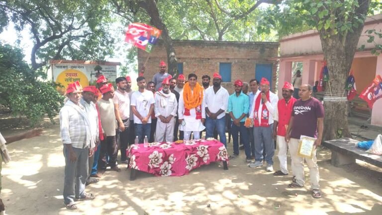वाराणसी के मुड़ादेव में VIP की संकल्प यात्रा के दौरान गंगा जल लेकर संकल्प लेते सूचित साहनी और निषाद समाज के लोग