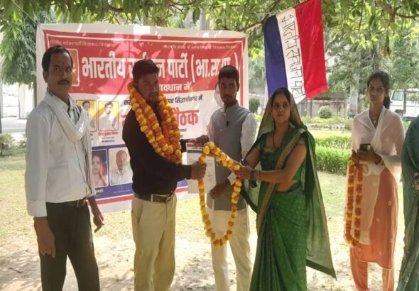 सिद्धार्थनगर में भारतीय सर्वजन पार्टी की बैठक में जिलाध्यक्ष दीपक कुमार निषाद और पार्टी पदाधिकारी...