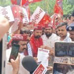 गोरखपुर जिलाधिकारी कार्यालय में बांसगांव प्रकरण को लेकर निषाद पार्टी के पदाधिकारी एवं कार्यकर्ता ज्ञापन सौंपते हुए...