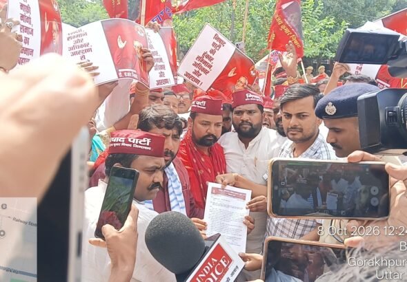 गोरखपुर जिलाधिकारी कार्यालय में बांसगांव प्रकरण को लेकर निषाद पार्टी के पदाधिकारी एवं कार्यकर्ता ज्ञापन सौंपते हुए...