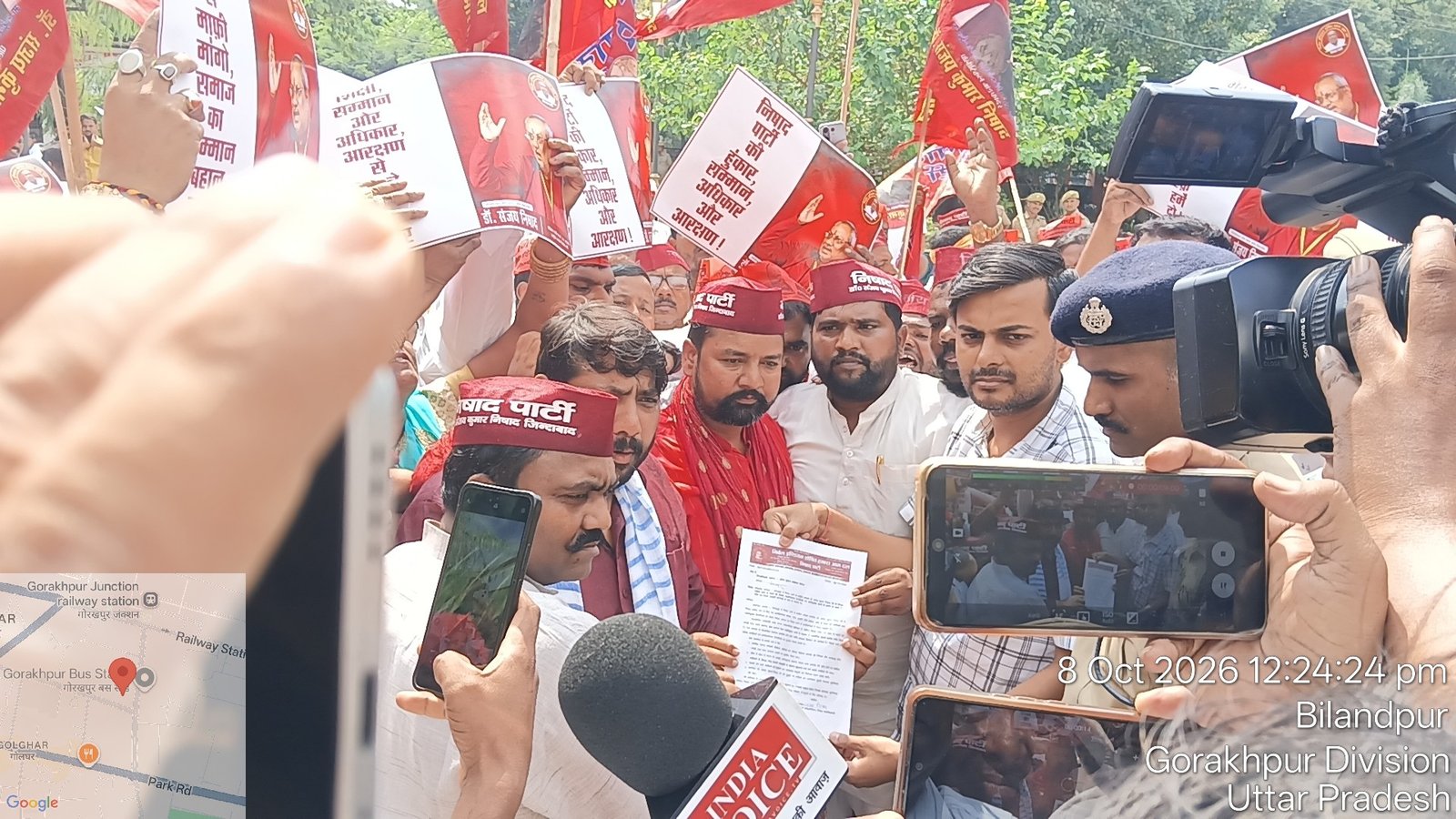 गोरखपुर जिलाधिकारी कार्यालय में बांसगांव प्रकरण को लेकर निषाद पार्टी के पदाधिकारी एवं कार्यकर्ता ज्ञापन सौंपते हुए...