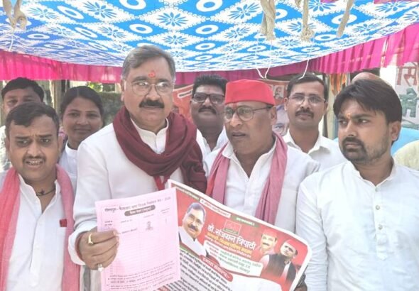 पिपराइच गोरखपुर में शिक्षक MLC चुनाव के दौरान मौजूद समाजवादी पार्टी के पदाधिकारी एवं कार्यकर्ता ...